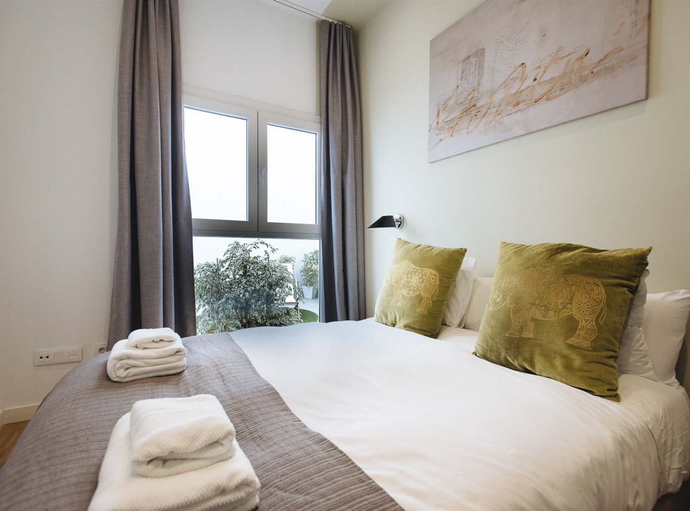 Lola 14 Tourist apartments with pool solarium in Seville – Magno Apartments